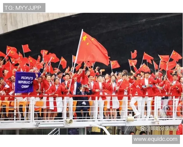 国旗飘扬下的足球明星们展现激情与荣耀的瞬间